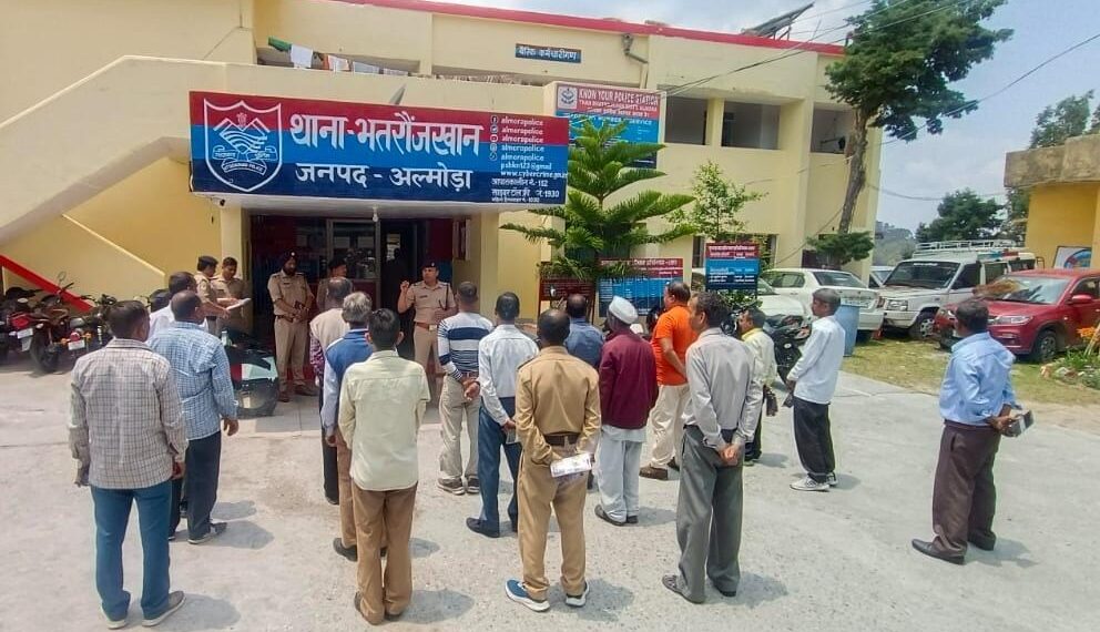 थानाध्यक्ष भतरौजखान ने ग्राम प्रहरियों की बैठक लेकर दिए आवश्यक दिशा-निर्देश