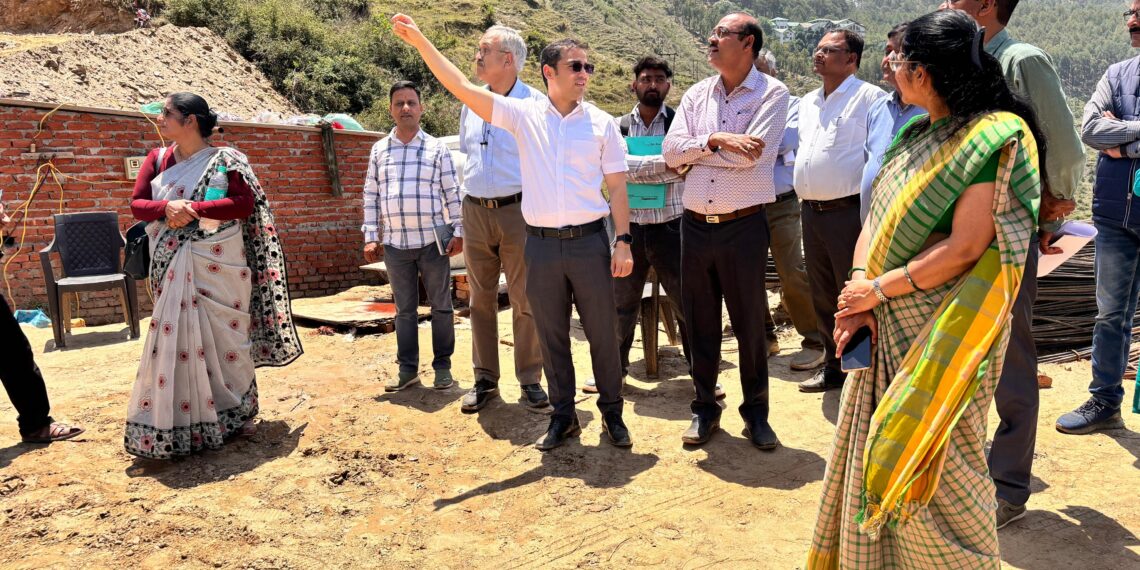 जिलाधिकारी आलोक कुमार पांडेय ने किया निर्माणाधीन वृद्धाश्रम का निरीक्षण, दिए आवश्यक निर्देश