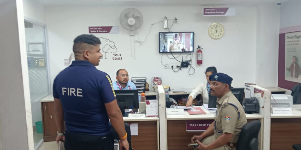 रानीखेत अग्निशमन विभाग की सक्रियता: बैंकों और अस्पताल में फायर सिस्टम की जांच, जरूरी दिशा-निर्देश दिए