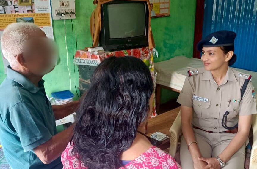 अल्मोड़ा पुलिस ने बुजुर्गों का जाना हाल, घर-घर जाकर दी मदद और सुरक्षा का भरोसा