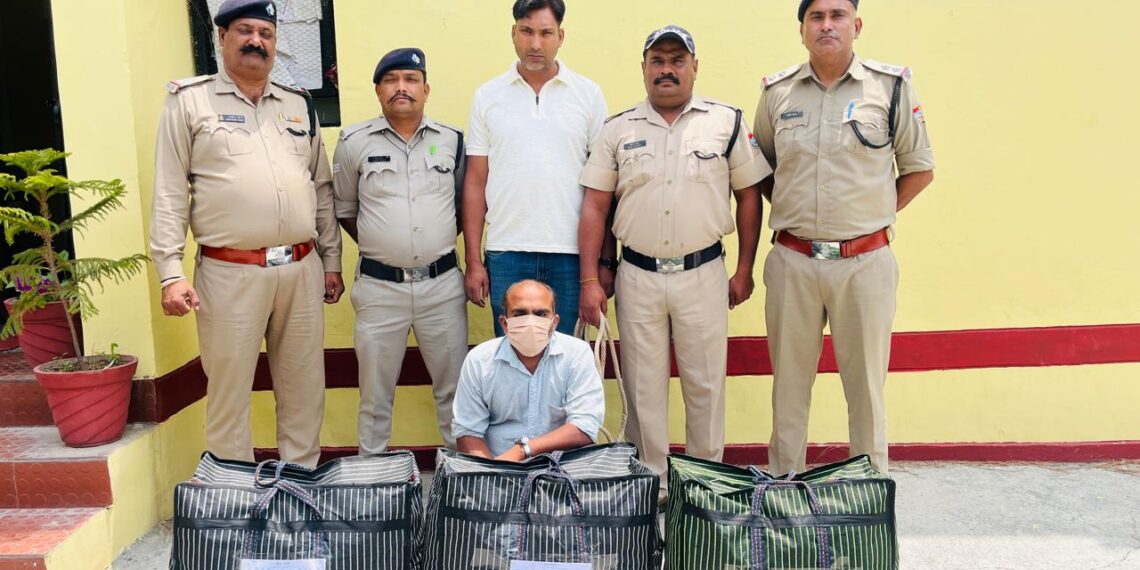अल्मोड़ा पुलिस का नशा तस्करों पर बड़ा प्रहार: चरस, गांजा और अवैध शराब की भारी बरामदगी, चार गिरफ्तार