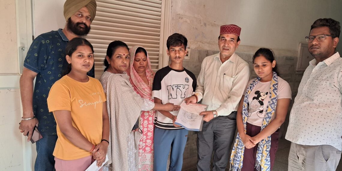 जिंदगी और जुझारूपन की जंग लड़ रहे पत्रकार अमर सिंह के लिए NUJ आगे आया, बेटे की शिक्षा हेतु 51 हजार की मदद