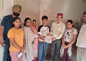 जिंदगी और जुझारूपन की जंग लड़ रहे पत्रकार अमर सिंह के लिए NUJ आगे आया, बेटे की शिक्षा हेतु 51 हजार की मदद