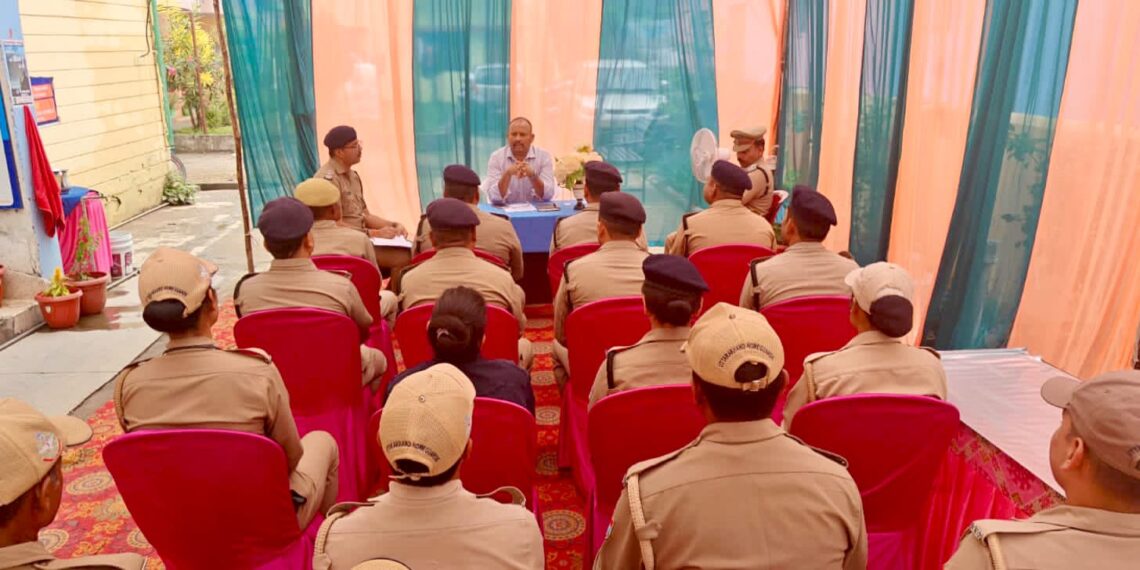 संडे संकल्प” की खास पहल: दूरस्थ थाना देघाट पहुंचे एसएसपी देवेंद्र पींचा, जवानों संग किया भोजन, बढ़ाया मनोबल