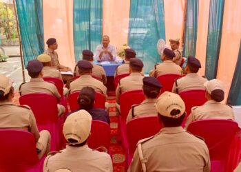 संडे संकल्प” की खास पहल: दूरस्थ थाना देघाट पहुंचे एसएसपी देवेंद्र पींचा, जवानों संग किया भोजन, बढ़ाया मनोबल