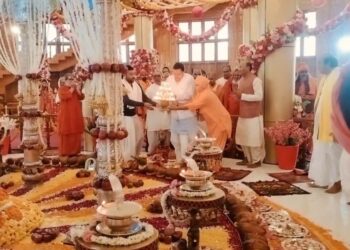 डोल आश्रम में पीठ स्थापना महोत्सव: मुख्यमंत्री पुष्कर सिंह धामी ने 1100 कन्याओं का पूजन कर की प्रदेश की सुख-समृद्धि की कामना