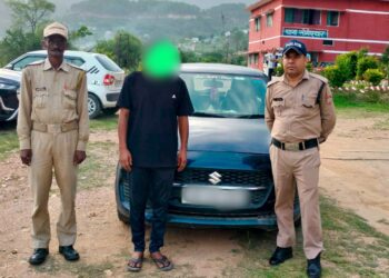 नशे में धुत चालक ने मचाया उत्पात, सोमेश्वर पुलिस ने मौके पर दबोचा, कार सीज