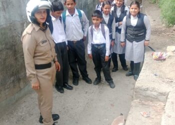 अल्मोड़ा पुलिस ने स्कूल-कॉलेजों में बढ़ाई सुरक्षा, छात्राओं को दे रही सुरक्षा का मजबूत कवच