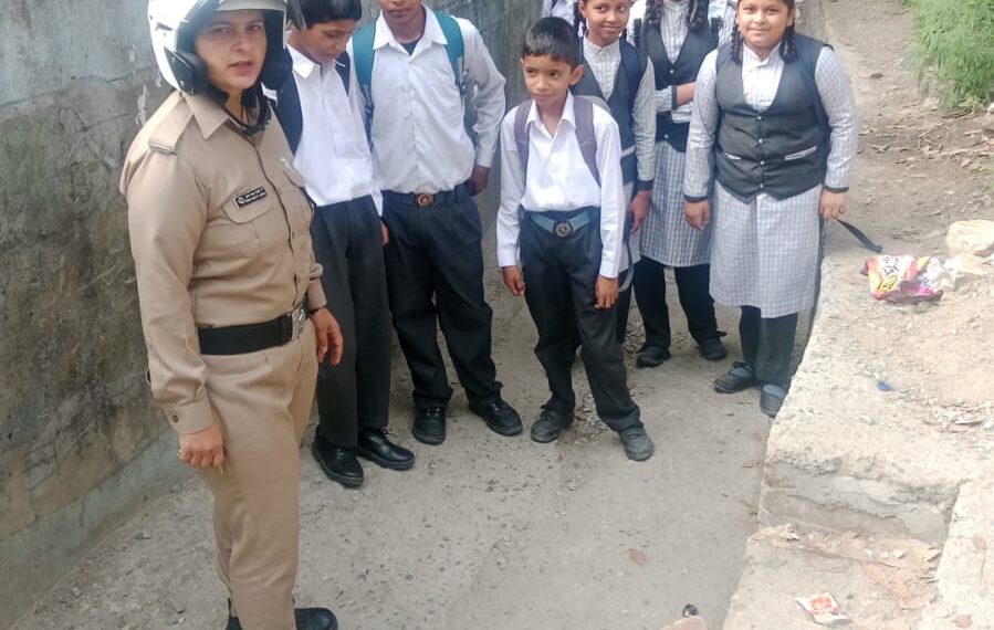 अल्मोड़ा पुलिस ने स्कूल-कॉलेजों में बढ़ाई सुरक्षा, छात्राओं को दे रही सुरक्षा का मजबूत कवच