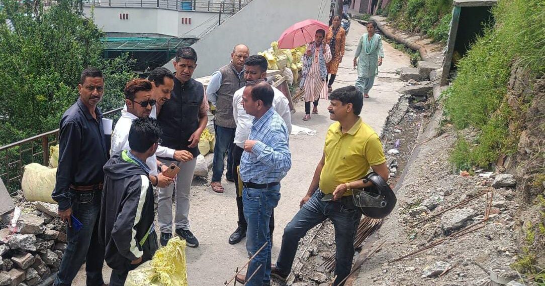 महापौर अजय वर्मा ने गोपालधारा क्षेत्र में विकास कार्यों का किया निरीक्षण