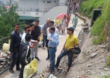 महापौर अजय वर्मा ने गोपालधारा क्षेत्र में विकास कार्यों का किया निरीक्षण