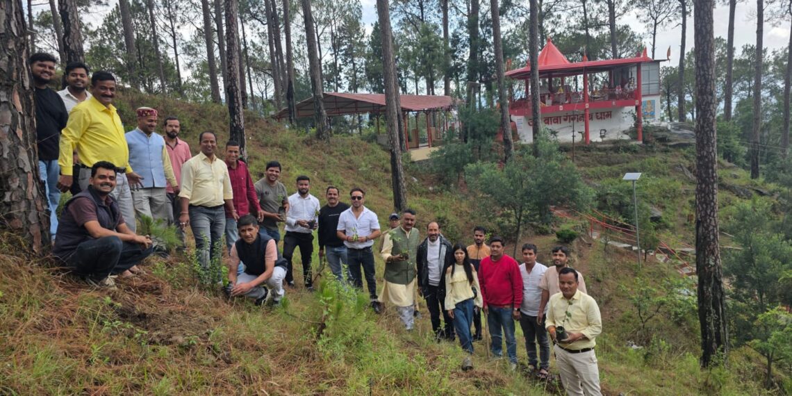 एक पेड़ माँ के नाम” अभियान के तहत गंगनाथ मंदिर परिसर में किया गया पौधरोपण