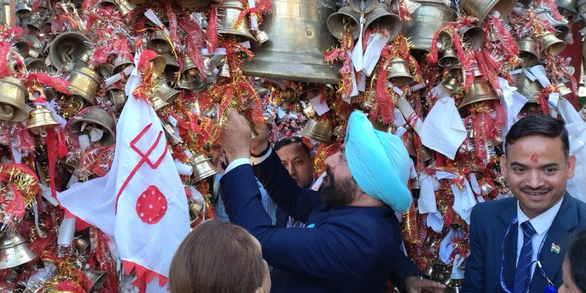 राज्यपाल गुरमीत सिंह ने किया चितई गोलू देवता के दरबार में शीश नवाया, की मानव कल्याण की प्रार्थना