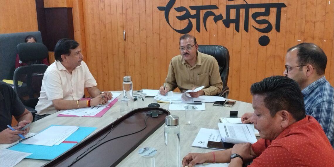 जल जीवन मिशन की प्रगति पर जिलाधिकारी ने जताई चिंता, अधूरे कार्यों को जल्द पूरा करने के निर्देश