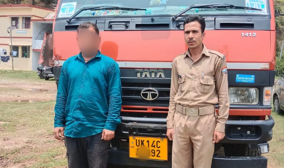 शराब के नशे में कैंटर चालक ने मारी पिकअप को टक्कर, सोमेश्वर पुलिस ने मौके पर किया गिरफ्तार, वाहन सीज