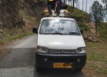 ईको वैन की छत पर बैठाई सवारियां, देघाट पुलिस ने दिखाई सख्ती — वाहन सीज, भारी जुर्माना