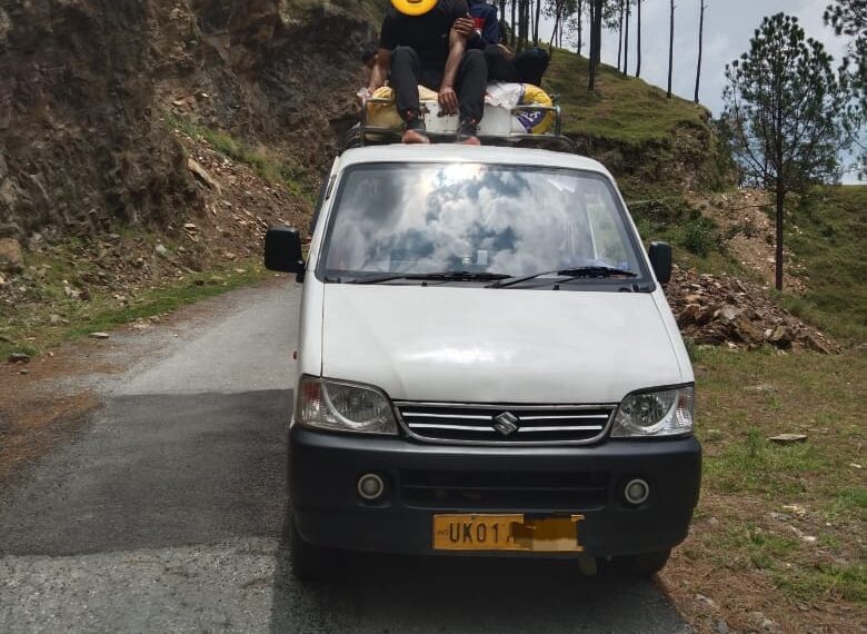 ईको वैन की छत पर बैठाई सवारियां, देघाट पुलिस ने दिखाई सख्ती — वाहन सीज, भारी जुर्माना