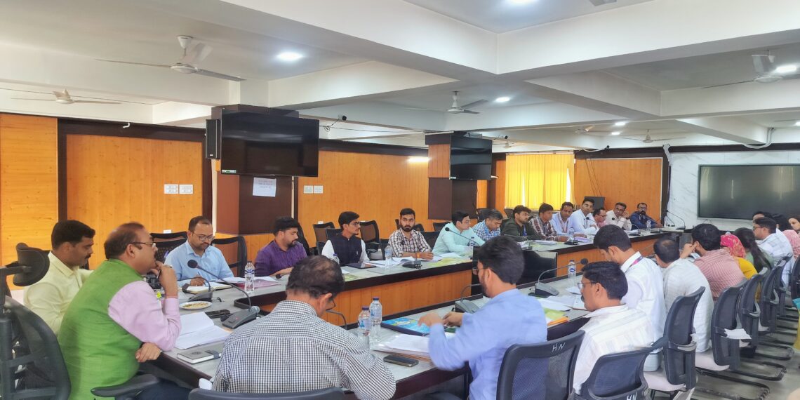 DLRC बैठक में योजनाओं की प्रगति और ऋण वितरण की गहन समीक्षा जिलाधिकारी ने दिए निर्देश – “सामाजिक सुरक्षा योजनाओं का लाभ हर पात्र व्यक्ति तक पहुँचे