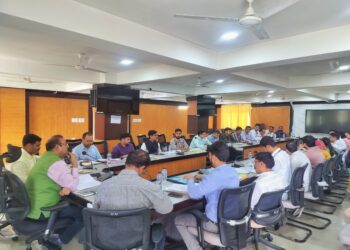 DLRC बैठक में योजनाओं की प्रगति और ऋण वितरण की गहन समीक्षा जिलाधिकारी ने दिए निर्देश – “सामाजिक सुरक्षा योजनाओं का लाभ हर पात्र व्यक्ति तक पहुँचे