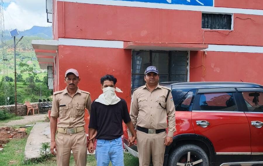 स्पोर्ट्स बाइक से स्मैक तस्करी कर रहा युवक को एसओजी और सोमेश्वर पुलिस ने रंगे हाथ पकड़ा