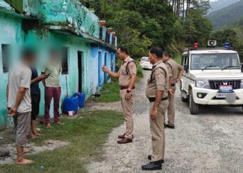 एसएसपी के सख्त निर्देश पर अल्मोड़ा पुलिस का एक्शन मोड: देघाट में चला सत्यापन अभियान, 4 बाहरी फेरीवालों पर कार्रवाई, 40 का हुआ सत्यापन