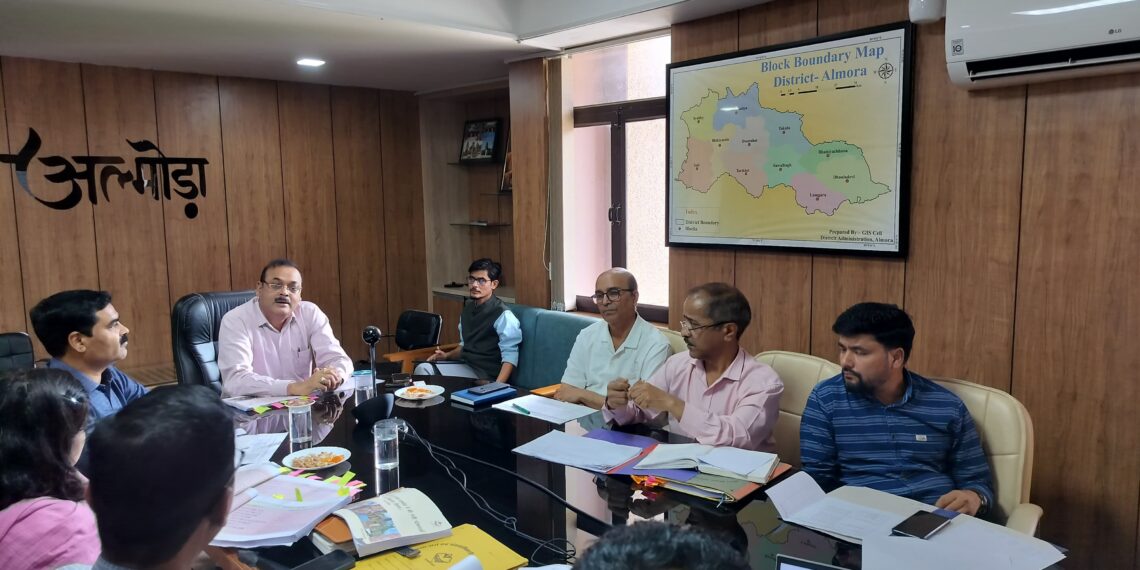 अल्मोड़ा: मुख्यमंत्री घोषणाओं की प्रगति पर जिलाधिकारी ने ली समीक्षा बैठक, विभागों को दिए गुणवत्ता और समयबद्धता के सख्त निर्देश