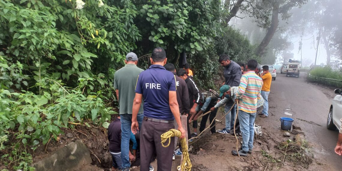 फायर स्टेशन रानीखेत की तत्परता से नाले में गिरी गाय की जान बची, लोगों ने जताया आभार