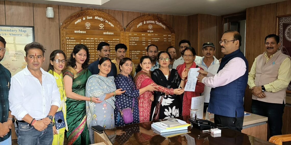 अल्मोड़ा मेडिकल कॉलेज बना “रेफरल सेंटर”, प्रसव सेवाओं को लेकर भड़की जनभावनाएं – रेडक्रॉस और पार्षदों ने सौंपा ज्ञापन