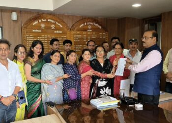 अल्मोड़ा मेडिकल कॉलेज बना “रेफरल सेंटर”, प्रसव सेवाओं को लेकर भड़की जनभावनाएं – रेडक्रॉस और पार्षदों ने सौंपा ज्ञापन