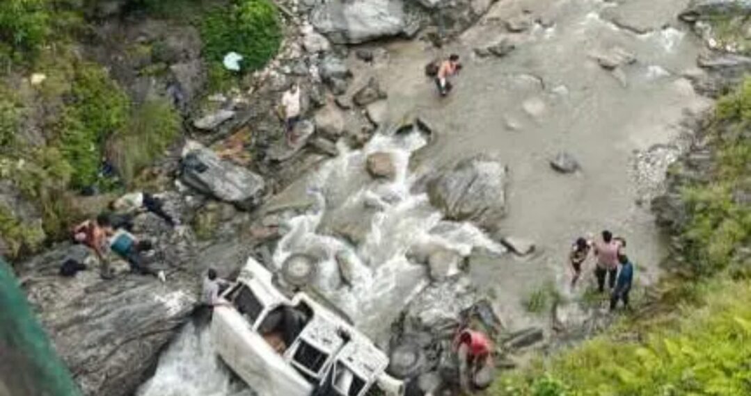 पिथौरागढ़ में दर्दनाक सड़क हादसा: 150 मीटर गहरी खाई में गिरी मैक्सी टैक्सी, 7 की मौत, 6 घायल