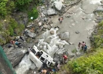 पिथौरागढ़ में दर्दनाक सड़क हादसा: 150 मीटर गहरी खाई में गिरी मैक्सी टैक्सी, 7 की मौत, 6 घायल