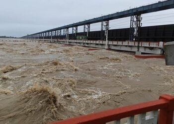 कोसी नदी उफान पर: गर्जिया मंदिर क्षेत्र में दो दुकानें बहीं, समय पर अलर्ट से टला बड़ा हादसा
