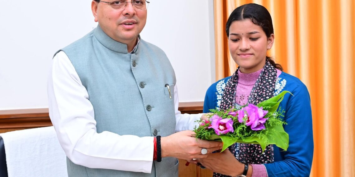 मुख्यमंत्री धामी से मिलीं सारकोट की ग्राम प्रधान, विकास और सुरक्षा को लेकर रखीं मांगें