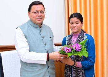 मुख्यमंत्री धामी से मिलीं सारकोट की ग्राम प्रधान, विकास और सुरक्षा को लेकर रखीं मांगें