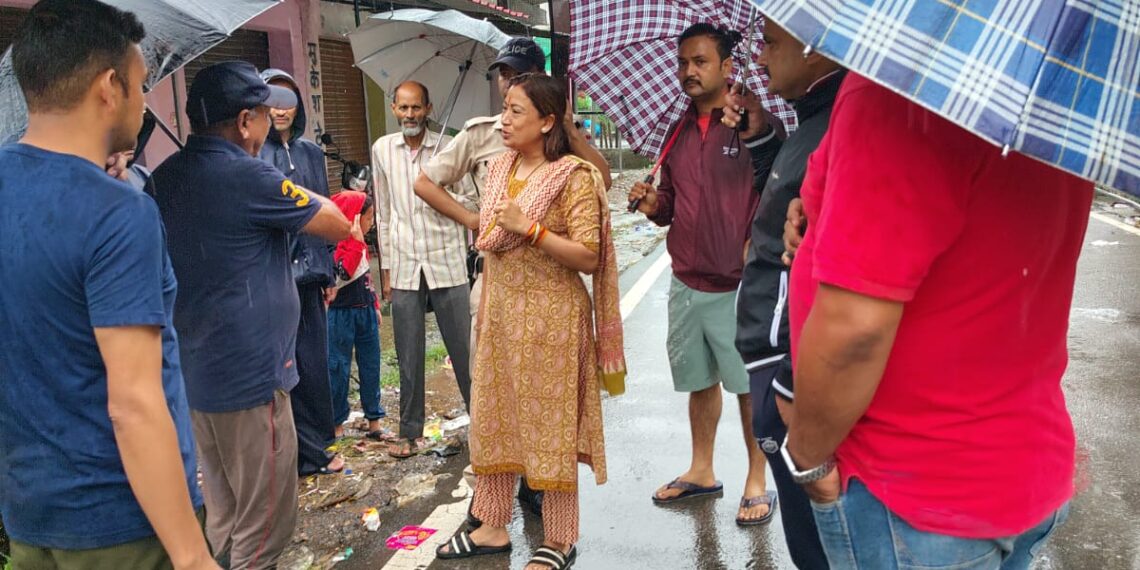 रेखा आर्या ने किया सोमेश्वर के आपदाग्रस्त क्षेत्रों का निरीक्षण     अधिकारियों को राहत कार्यों में तेजी लाने और पीड़ितों को त्वरित सहायता पहुंचाने के निर्देश