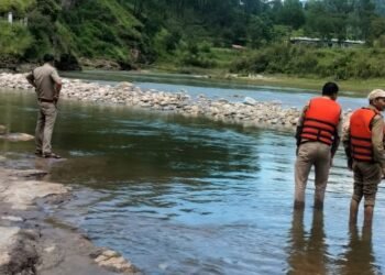 कोसी नदी में बहे व्यक्ति की तलाश में पुलिस व SDRF टीम का सर्च अभियान जारी