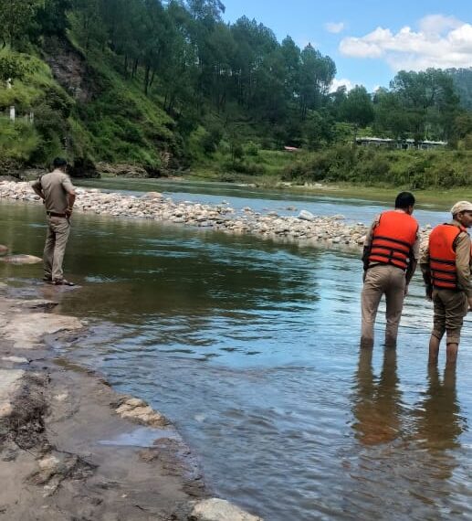 कोसी नदी में बहे व्यक्ति की तलाश में पुलिस व SDRF टीम का सर्च अभियान जारी