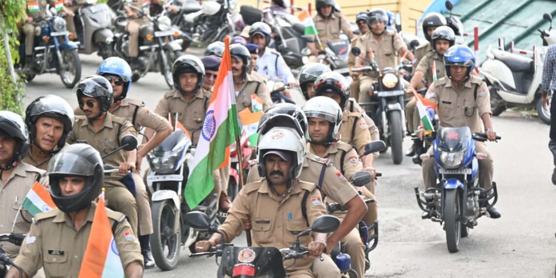 ЁЯЗоЁЯЗ│ рд╡рдВрджреЗ рдорд╛рддрд░рдореН, рднрд╛рд░рдд рдорд╛рддрд╛ рдХреА рдЬрдп рдХреЗ рдирд╛рд░реЛрдВ рдХреЗ рд╕рд╛рде рдЕрд▓реНрдореЛрдбрд╝рд╛ рдкреБрд▓рд┐рд╕ рдХреА рддрд┐рд░рдВрдЧрд╛ рдмрд╛рдЗрдХ рд░реИрд▓реА рдиреЗ рд╢рд╣рд░ рдореЗрдВ рднрд░реА рджреЗрд╢рднрдХреНрддрд┐ рдХреА рдЧреВрдВрдЬ ЁЯЗоЁЯЗ│