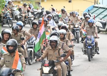 🇮🇳 वंदे मातरम्, भारत माता की जय के नारों के साथ अल्मोड़ा पुलिस की तिरंगा बाइक रैली ने शहर में भरी देशभक्ति की गूंज 🇮🇳