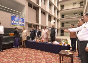 स्वतंत्रता दिवस पर एकता और प्रगति का आह्वान कलेक्ट्रेट प्रांगण में ध्वजारोहण, स्वतंत्रता सेनानियों को नमन