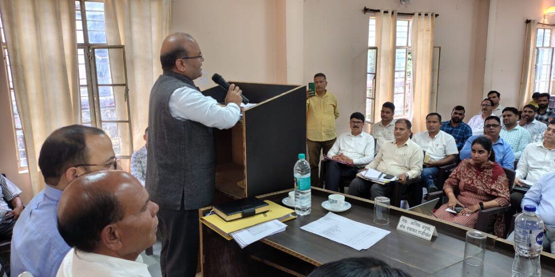 सचिव विनोद कुमार सुमन ने की योजनाओं की समीक्षा, अधिकारियों को संवेदनशीलता से कार्य करने के दिए निर्देश