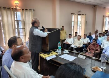 सचिव विनोद कुमार सुमन ने की योजनाओं की समीक्षा, अधिकारियों को संवेदनशीलता से कार्य करने के दिए निर्देश