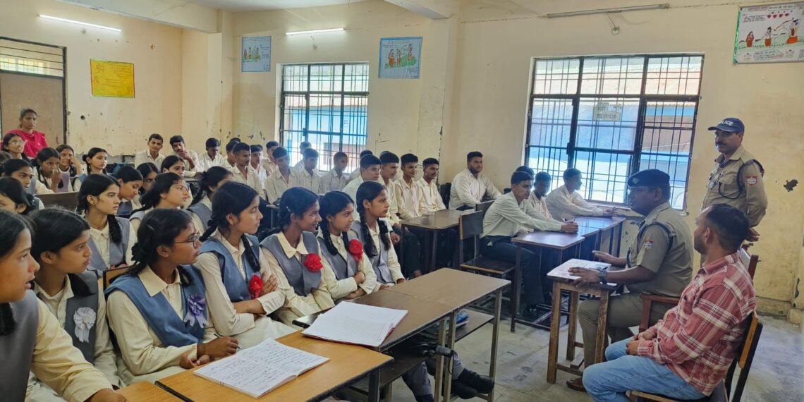 स्कूलों में पहुंची पुलिस: नन्हें बच्चों को दी जिम्मेदार नागरिक बनने की सीख