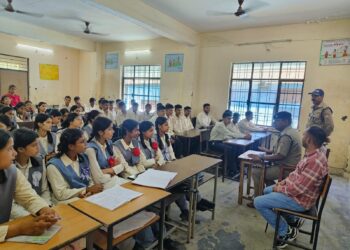 स्कूलों में पहुंची पुलिस: नन्हें बच्चों को दी जिम्मेदार नागरिक बनने की सीख