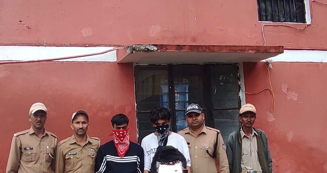 पुलिस ने नशे के खिलाफ बड़ी कार्रवाई करते हुए आधा किलो से अधिक अवैध चरस के साथ दो युवकों को गिरफ्तार किया है।