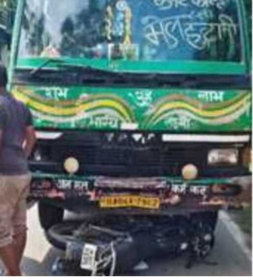 हल्द्वानी: बस के नीचे घुसी बाइक, युवक समेत दो युवतियां गंभीर घायल
