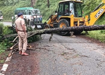 अल्मोड़ा पुलिस ने त्वरित कार्रवाई कर अवरुद्ध मार्ग किए सुचारू