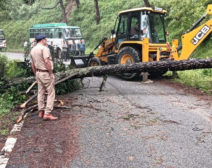 अल्मोड़ा पुलिस ने त्वरित कार्रवाई कर अवरुद्ध मार्ग किए सुचारू