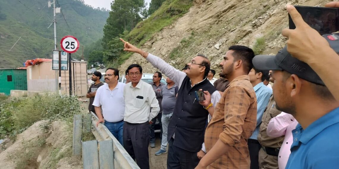 क्वारब क्षेत्र का निरीक्षण – जिलाधिकारी ने दिए सख्त निर्देश, बड़े वाहनों के लिए रास्ता खोलने पर जोर