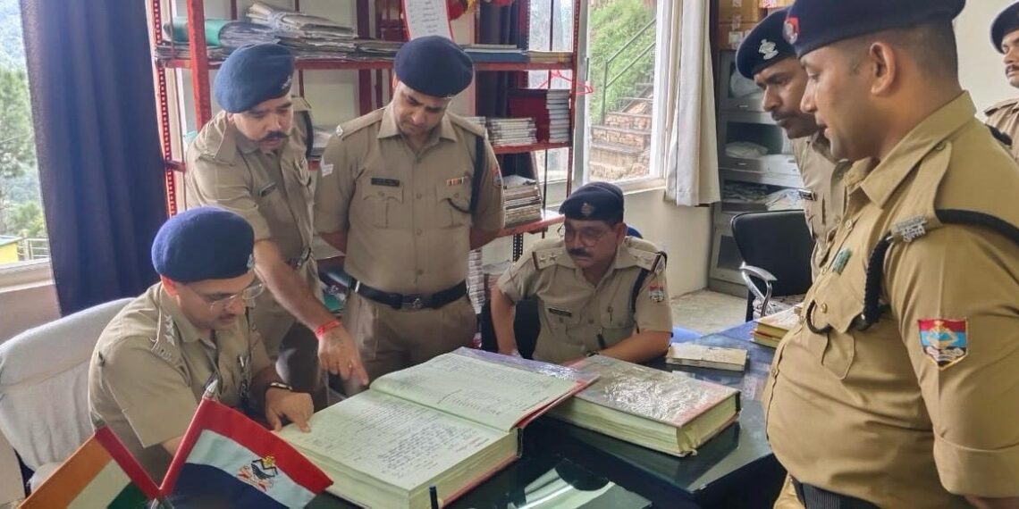 सीओ अल्मोड़ा ने किया पुलिस लाइन का त्रैमासिक निरीक्षण, जवानों को सतर्कता एवं कर्तव्यनिष्ठा का दिया संदेश